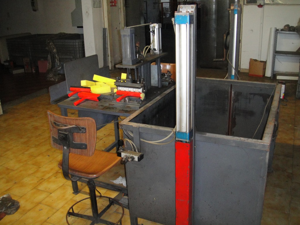 Produzione Tergivetro Plastica con gomma e spugna in vendita - foto 4