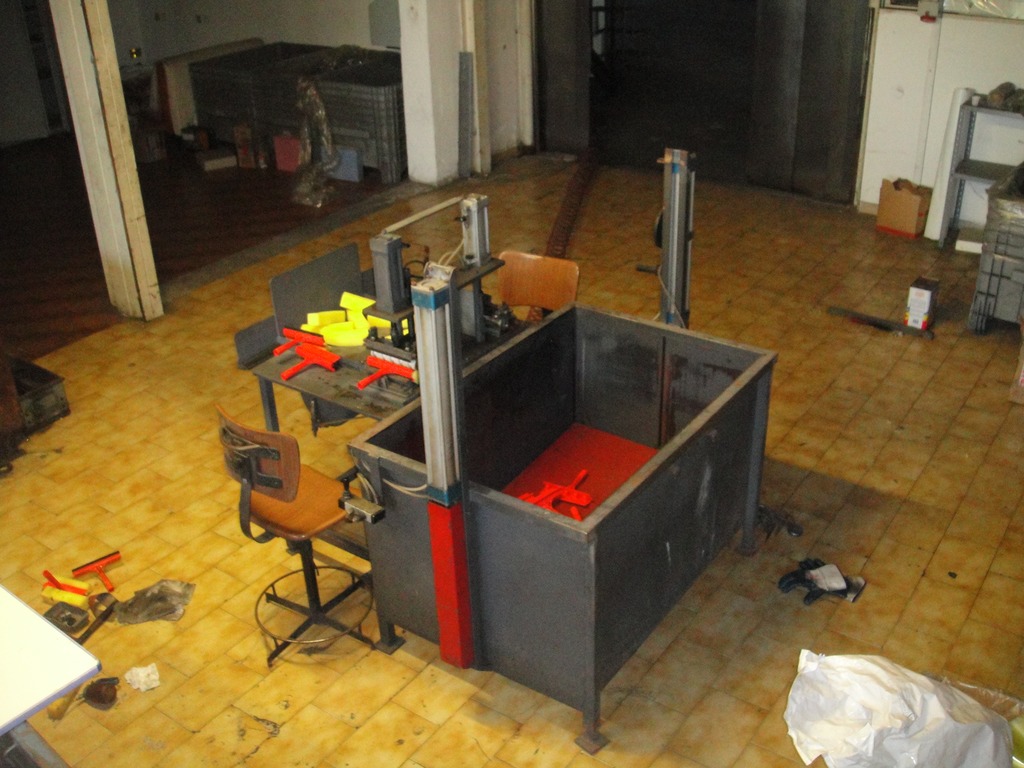 Produzione Tergivetro Plastica con gomma e spugna in vendita - foto 6