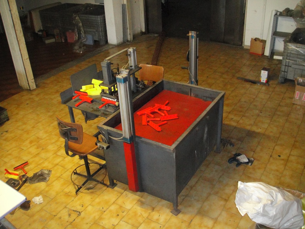 Produzione Tergivetro Plastica con gomma e spugna in vendita - foto 7
