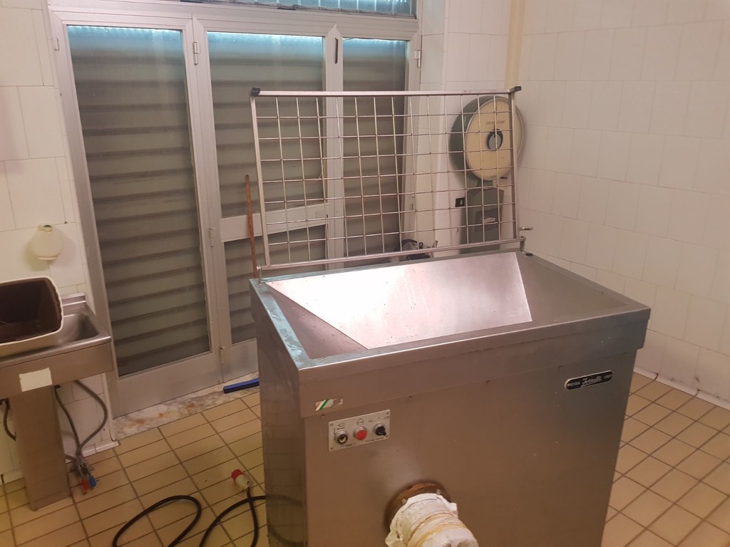 Vendo  a causa inutilizzo tritacarne industriale iozzelli in vendita - foto 4