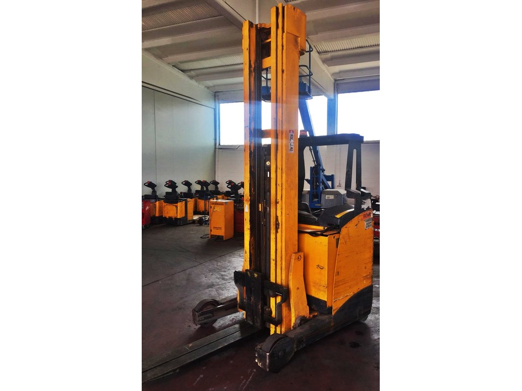 Carrello elevatore Jungheinrich retrattile in vendita - foto 1