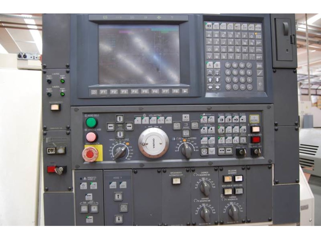 TORNIO CNC A 7 ASSI CON DOPPIA TORRETTA COMPLETO DI CARICABARRE USATO - OKUMA LT 10 MY in vendita - foto 3