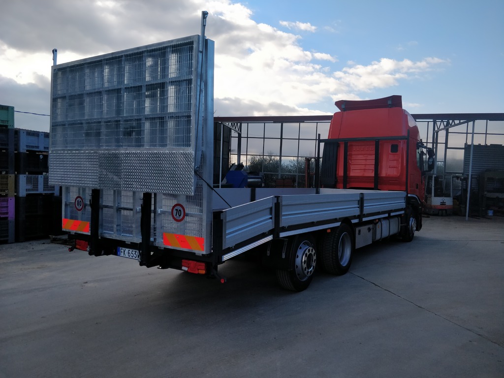 Iveco Stralis pianale con rampa in vendita - foto 1