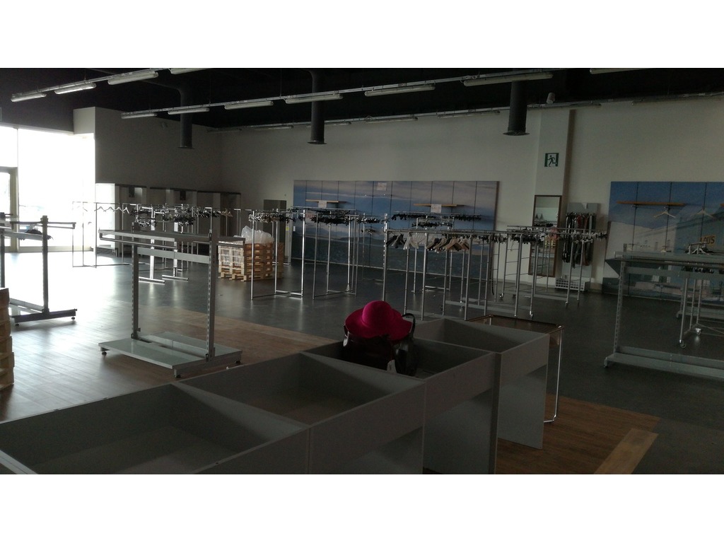 Arredo completo negozio di abbigliamento in vendita - foto 5