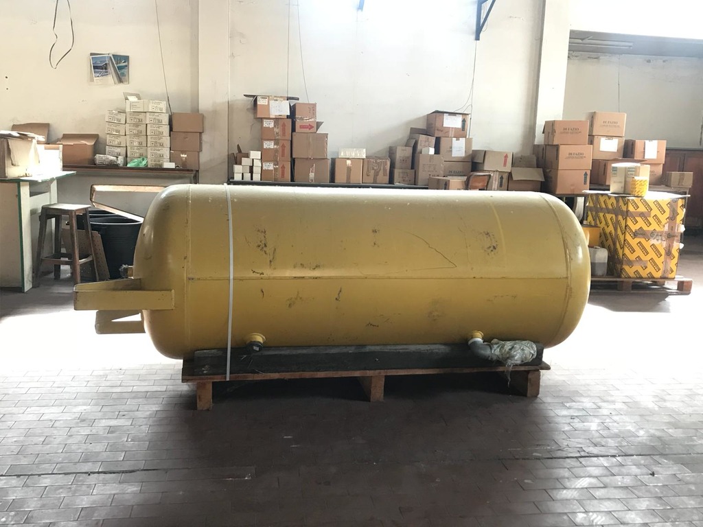 Compressore ruotativo per aria compressa con serbatoi e accessori per manutenzione in vendita - foto 1