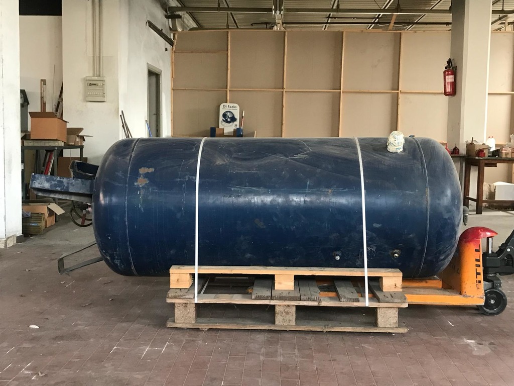 Compressore ruotativo per aria compressa con serbatoi e accessori per manutenzione in vendita - foto 2