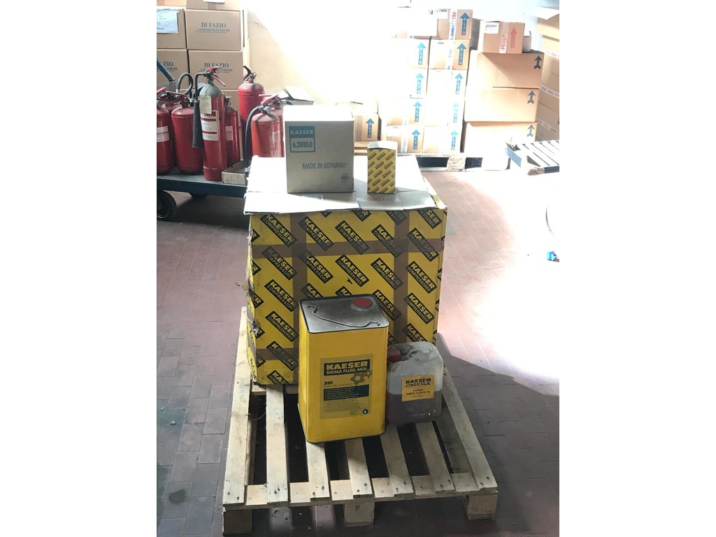 Compressore ruotativo per aria compressa con serbatoi e accessori per manutenzione in vendita - foto 3