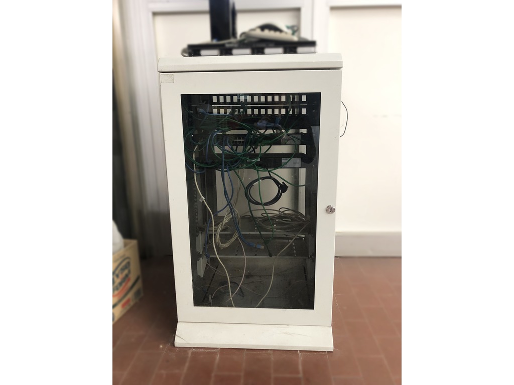 Armadietto da terra rack 19" con dotazioni in vendita - foto 1