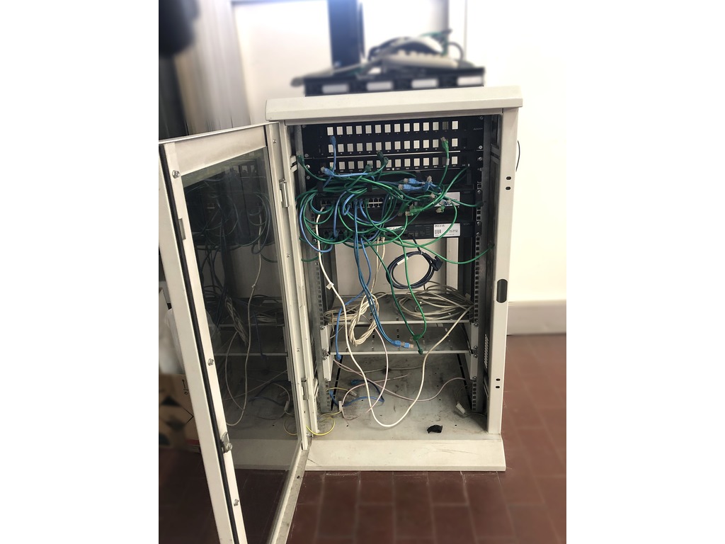 Armadietto da terra rack 19" con dotazioni in vendita - foto 2