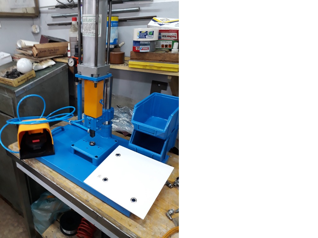Pressa pneumatica per occhielli in vendita - foto 1