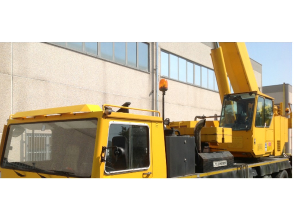 AUTOGRU LIEBHERR 4 ASSI in vendita - foto 4