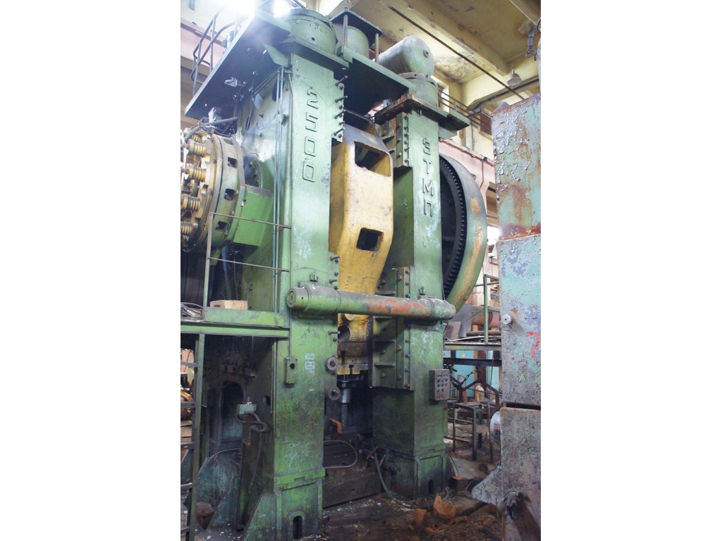 Pressa per stampaggio a caldo VORONEZH K8544 2500 t (con l' asse di azionamento) in vendita - foto 1
