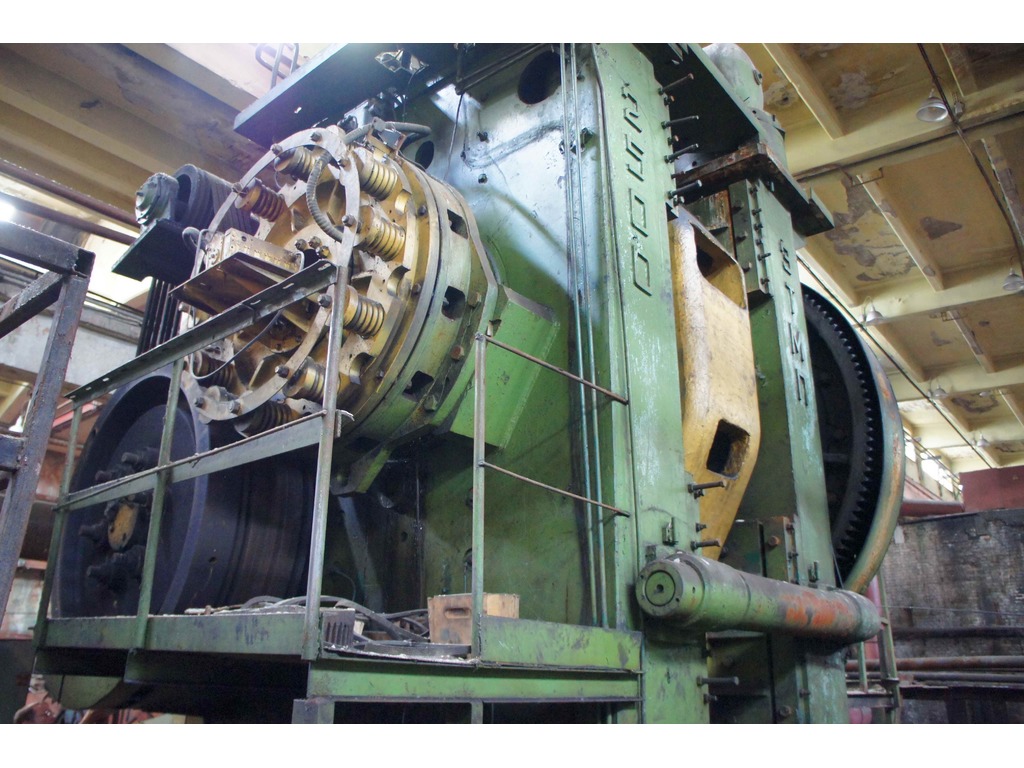 Pressa per stampaggio a caldo VORONEZH K8544 2500 t (con l' asse di azionamento) in vendita - foto 2