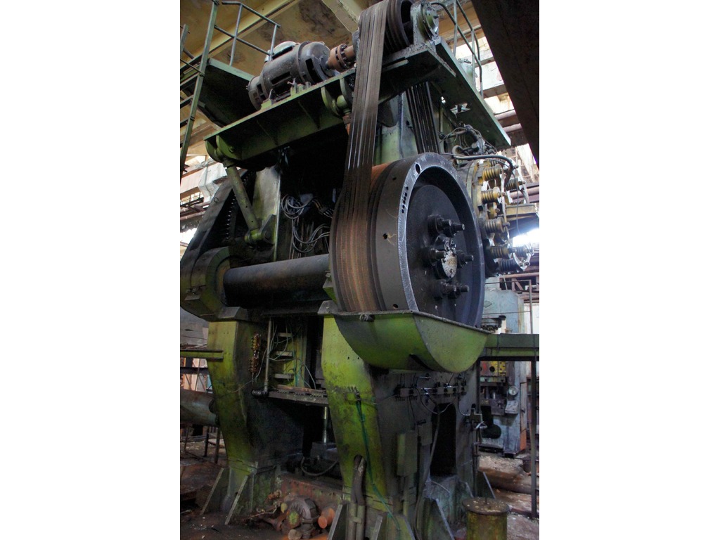 Pressa per stampaggio a caldo VORONEZH K8544 2500 t (con l' asse di azionamento) in vendita - foto 3