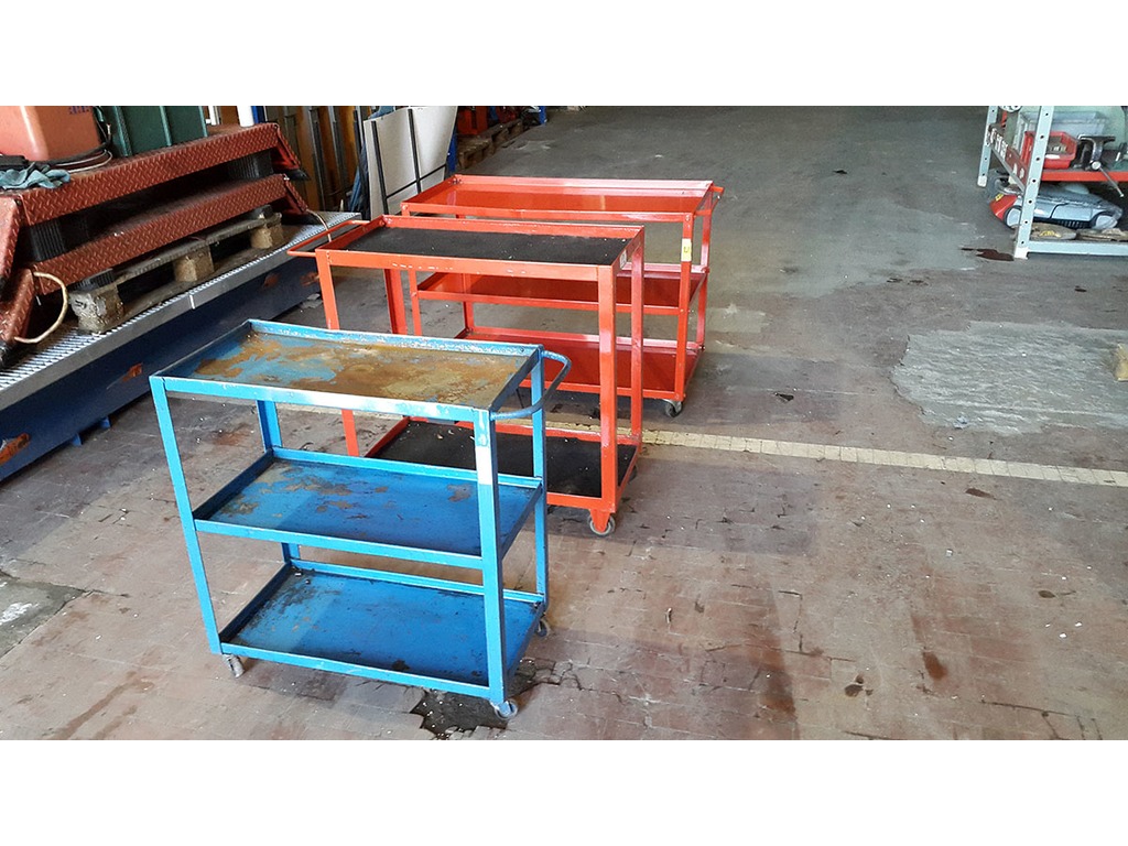 Carrelli a ripiani industriali usati con ruote in vendita - foto 2