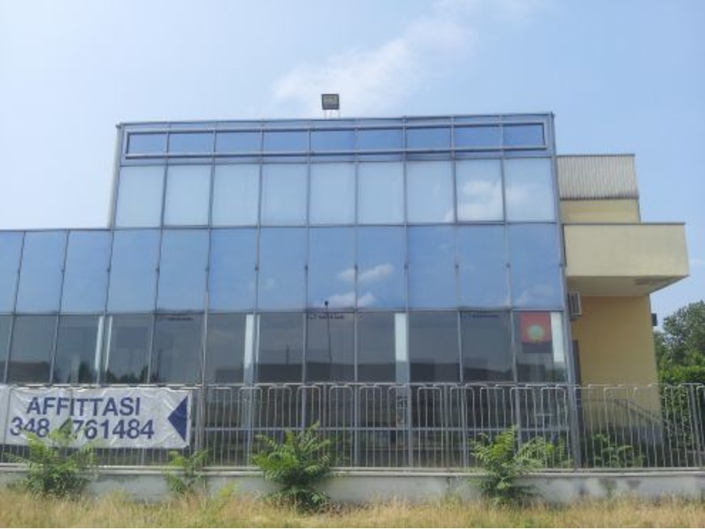 1190 mq luminosissimo, comodo autostrada e centro città. in vendita - foto 1