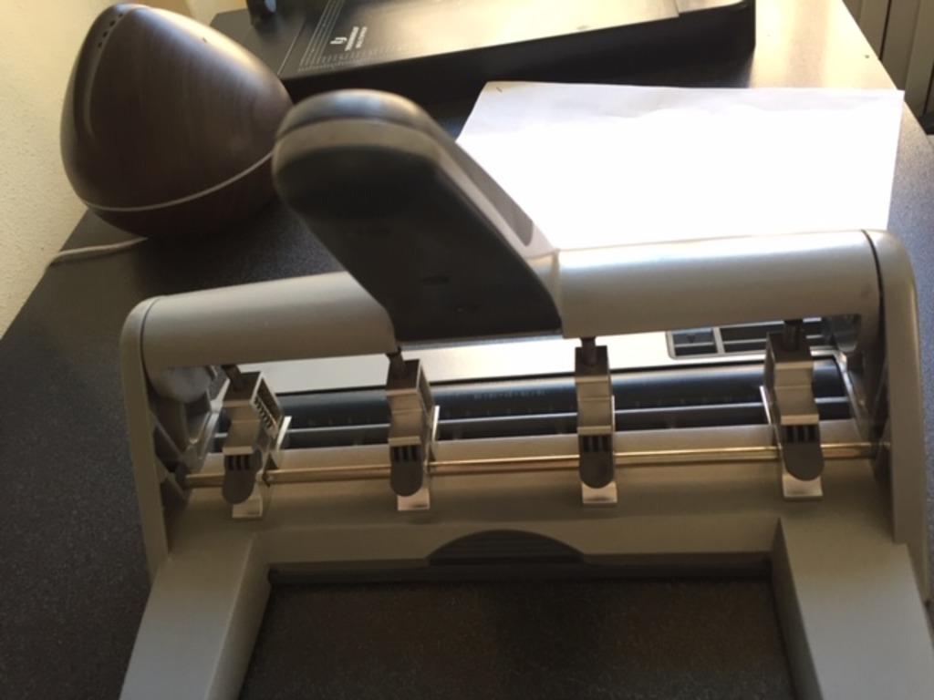 Perforatore carta 4 fori regolabile in vendita - foto 4