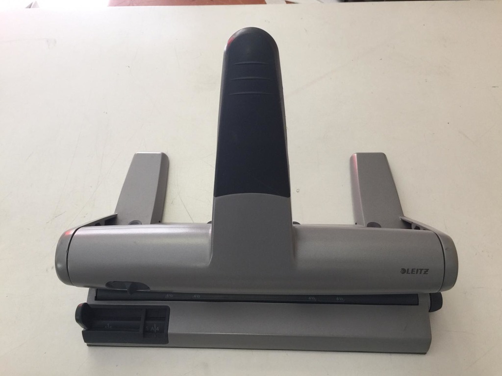 Perforatore carta 4 fori regolabile in vendita - foto 7