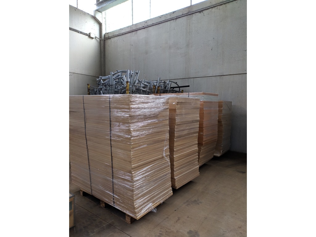 LOTTO SCRIVANIE MOBILI CASSETTIERE POLTRONCINE DA UFFICIO in vendita - foto 2