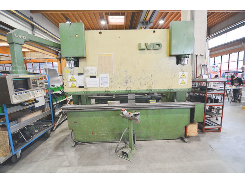 LVD cnc pressa piega mod. PPEB 135-30 + PPEB 100-30 - utensili - 6 assi in vendita - foto 2