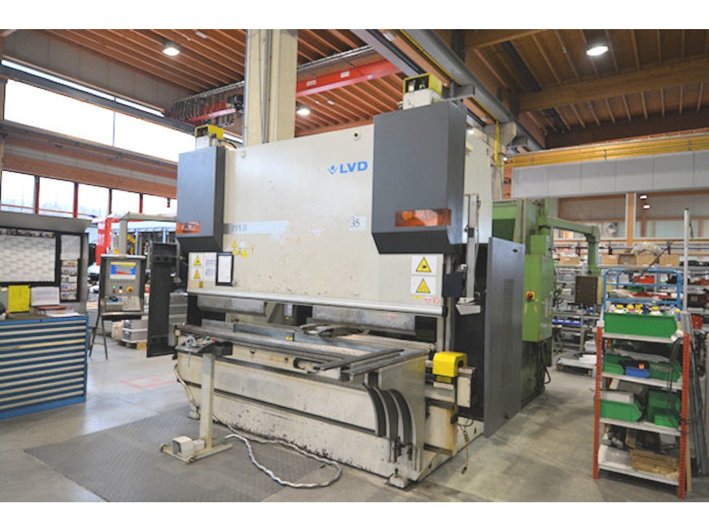 LVD cnc pressa piega mod. PPEB 135-30 + PPEB 100-30 - utensili - 6 assi in vendita - foto 8