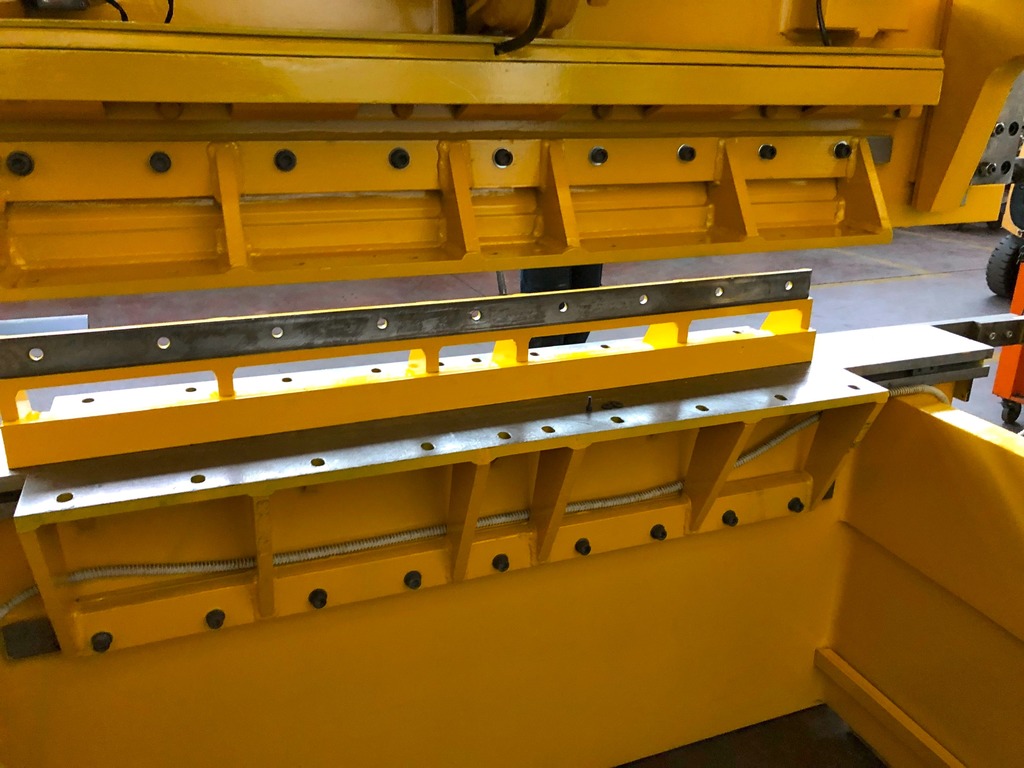 Piegatrice idraulica MINALI 6O Ton in vendita - foto 3