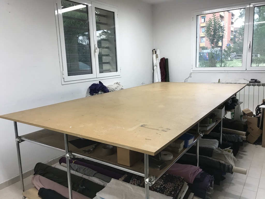 GRANDE TAVOLO DA LAVORO IN TRUCIOLATO in vendita - foto 2