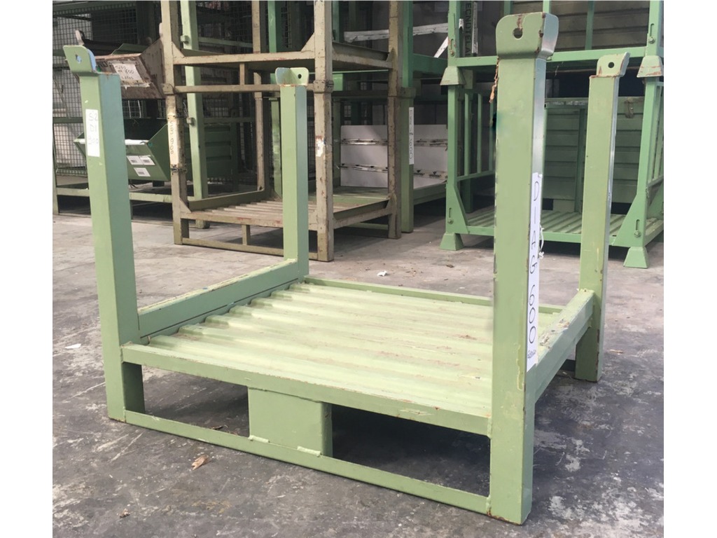 Pallet o pedane in ferro usati con montanti liberi impilabili in vendita - foto 1