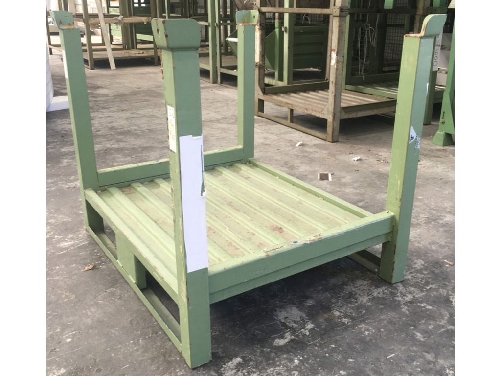 Pallet o pedane in ferro usati con montanti liberi impilabili in vendita - foto 2
