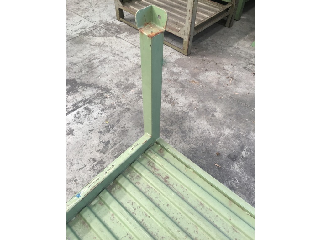 Pallet o pedane in ferro usati con montanti liberi impilabili in vendita - foto 3