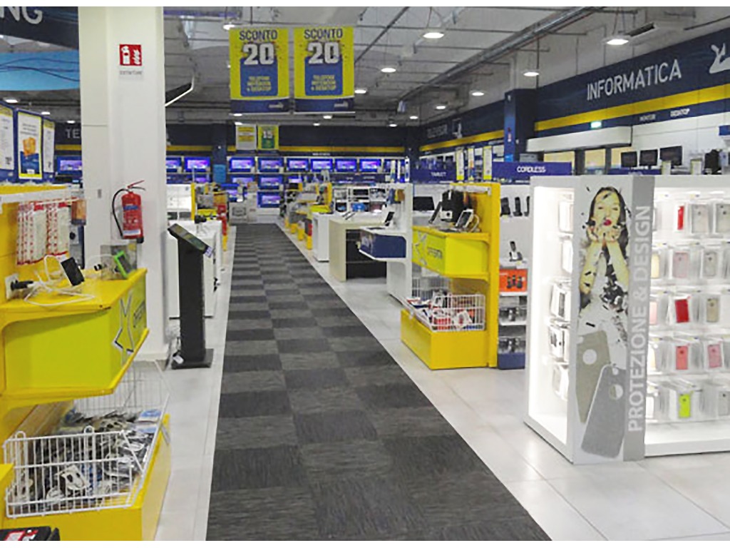 Arredamento completo di 1400mq per negozio di elettronica ed elettrodomestici in vendita - foto 1