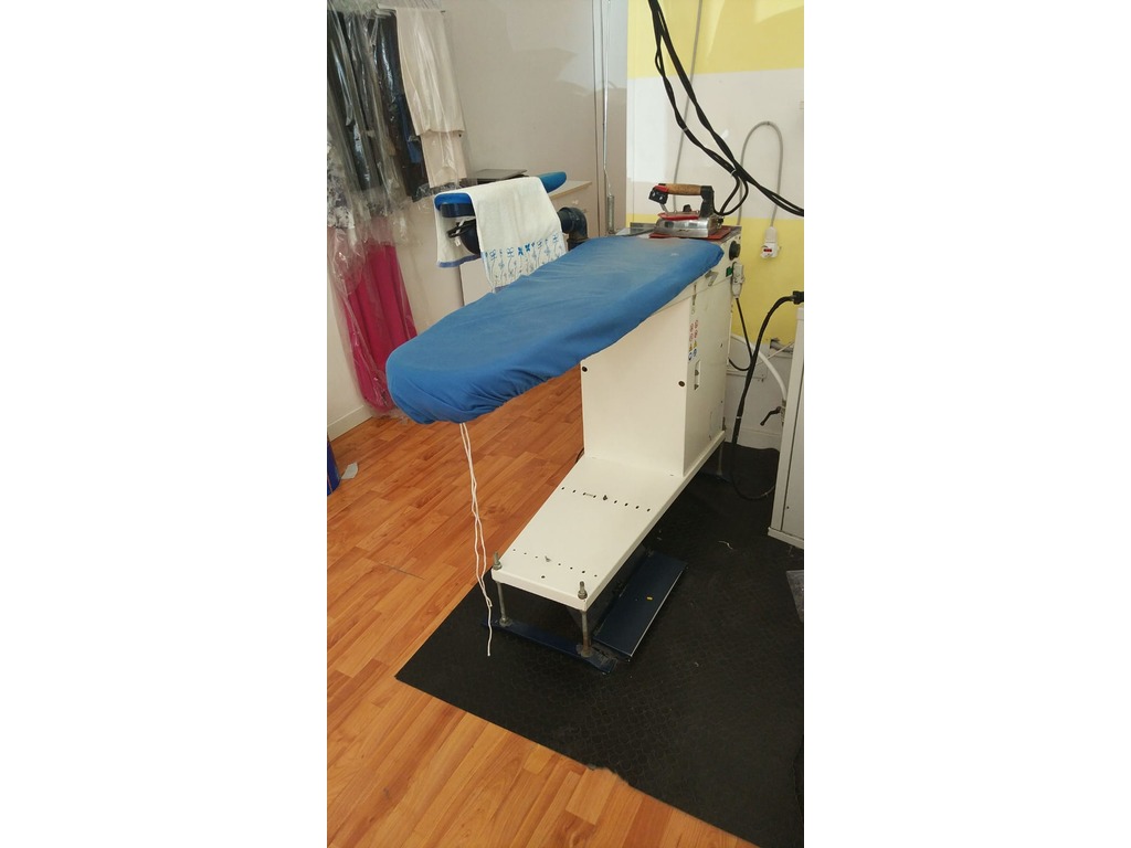 Asse da stiro aspirante riscaldante senza caldaia perfettamente funzionante in garanzia in vendita - foto 1